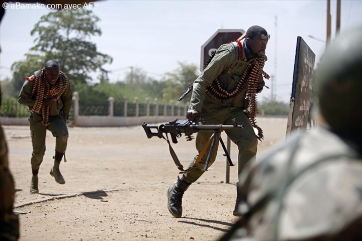 Jeudi 21 février 2013. A Kidal, à 1.500 km au nord-est de Bamako. Un "véhicule est arrivé en filant vers le sud-ouest" de la ville et "a explosé à environ 500 mètres du camp occupé par les Français et les Tchadiens