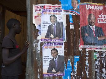 Affiches de candidats au scrutin présidentiel et législatif apposées sur la porte d’une maison à Nairobi, le 28 février 2013. REUTERS/Siegfried Modola