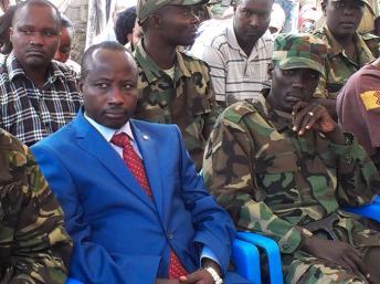 Jean-Marie Runiga et Sultani Makenga, à sa droite, lors des obsèques à Rutshuru d'un officier tué dans un échange de tirs entre deux factions rivales du M23, le mardi 26 février 2013. RFI