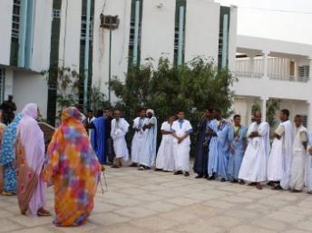 Des Mauritaniens font la queue à Nouakchott pour voter lors de l’élection présidentielle, le 18 juin 2009. AFP / Watt Abdel Jelil