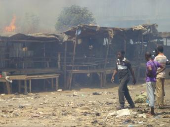 Le marché de Madina, dans le centre de Conakry, a été la proie des flammes ce vendredi 1er mars. REUTERS/Saliou Samb