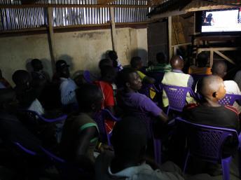 Le Kenya suspendu au (lent) décompte des résultats