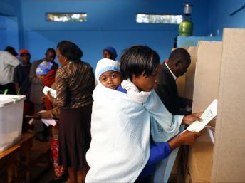 Un bureau de vote à Gatundu, au Kenya, le 4 mars 2013. REUTERS/Marko Djurica