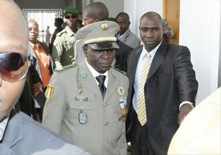 Mali: la police arrête un journaliste pour une lettre ouverte anti-Sanogo