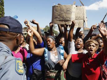 En Afrique du Sud, la foule a crié sa colère contre la police dont les bavures font régulièrement des victimes.