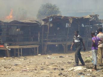 Incendie sur le marché de Madina, suite à des affrontements à Conakry, le 1er mars 2013