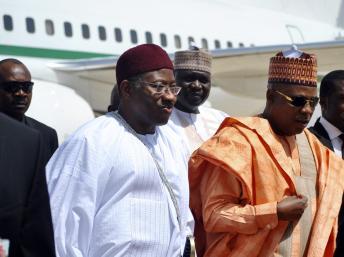 Le président du Nigeria, Goodluck Jonathan (centre) arrive pour une visite dans l’Etat de Borno au nord-est du pays, le 7 mars 2013.