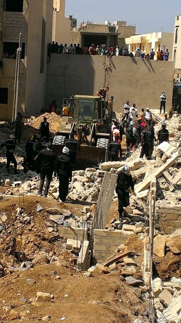 PHOTOS & VIDEOS DIRECT Ouakam : un immeuble s'effondre et fait un mort, des blessés encore sous les décombres 