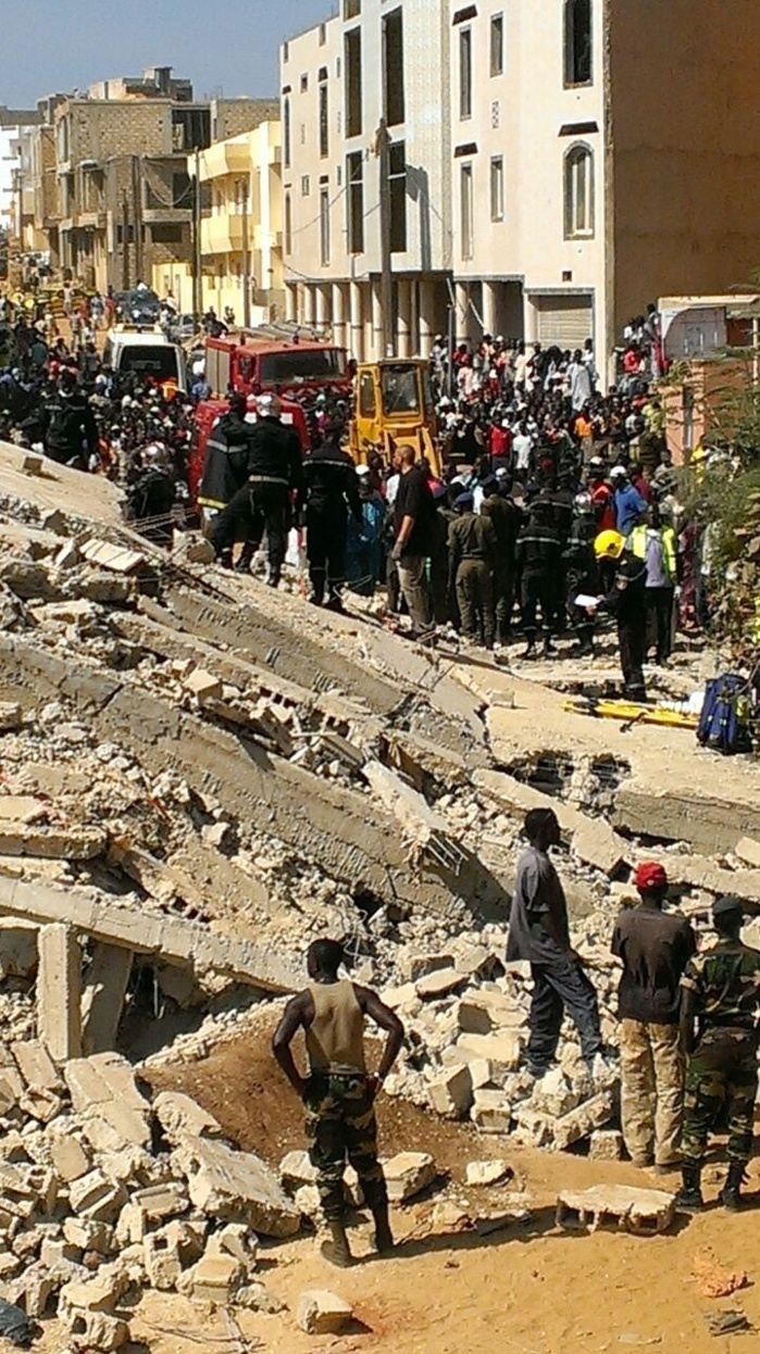 PHOTOS & VIDEOS DIRECT Ouakam : un immeuble s'effondre et fait un mort, des blessés encore sous les décombres 