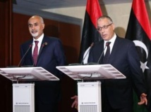 Le président du Congrès général libyen Mohamed al-Megaryef (G) et le Premier ministre libyen Ali Zeidan (D), lors d'une conférence de presse le 5 février 2013