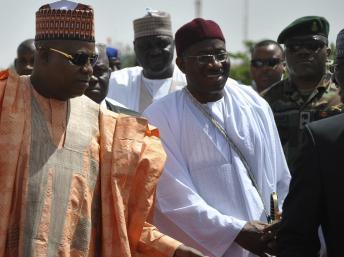 Le président Goodluck Jonathan (d) à son arrivée dans l'Etat de Borno, le 7 mars 2013. REUTERS/Stringer
