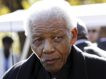 Afrique du Sud: Nelson Mandela hospitalisé pour des examens médicaux