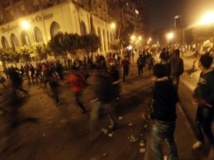 Des manifestants égyptiens au Caire ont incendié des bâtiments au Caire samedi 9 mars et tenté de perturber le trafic sur le canal de Suez.