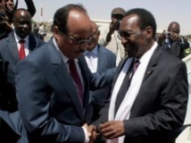 Le président mauritanien, Mohamed Ould Abdel Aziz (G) accueillant son homologue malien (D), le 10 mars 2013 à l'aéroport de Nouakchott.