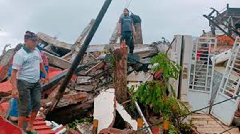 Séisme meurtrier en Indonésie, un hôpital effondré Séisme meurtrier en Indonésie, un hôpital effondré