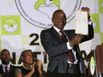 Uhuru Kenyatta exhibant le certificat de la Commission électorale qui officialise sa victoire à l'élection présidentielle. REUTERS/Noor Khamis