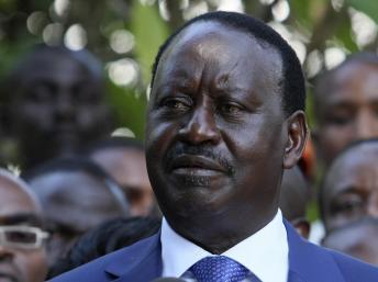 Raila Odinga, le 9 mars à Nairobi, au milieu de ses partisans, remet en cause la validité des résultats de l'élection présidentielle. REUTERS/Gazelle Jonathan