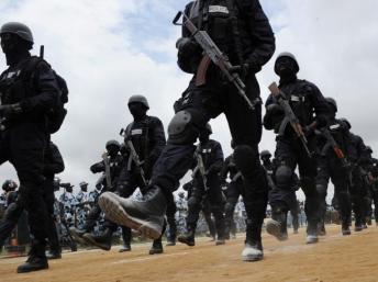 Des unités spéciales de la police ivoirienne, lors d’une cérémonie à l’école de police d’Abidjan, le 28 septembre 2012. AFP PHOTO/ SIA KAMBOU