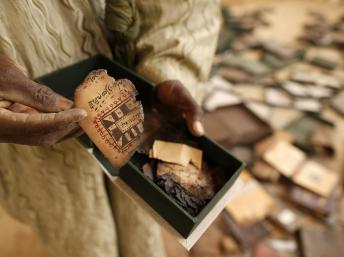 Un manuscrit brûlé à l'institut Ahmed Baba, à Tombouctou le 31 janvier 2013. Reuters / Tessier