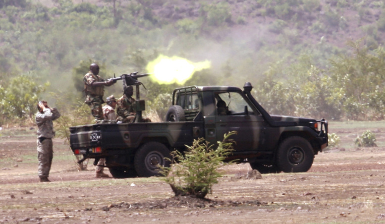 Des soldats maliens patrouillent dans Kadji, le 1er mars 2013.