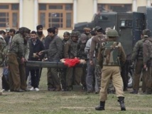 Les forces de sécurité évacuent le corps de l'un des assaillants après la fusillade de Srinagar, le 13 mars 2013.