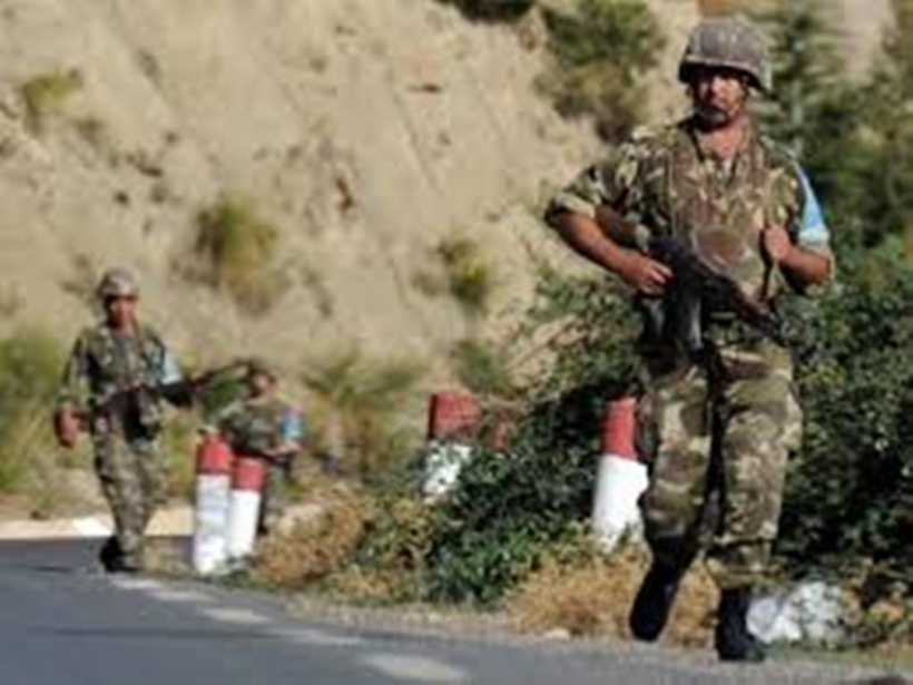 Les grandes manoeuvres militaires algériennes à la frontière du Sahara occidental Les grandes manoeuvres militaires algériennes à la frontière du Sahara occidental