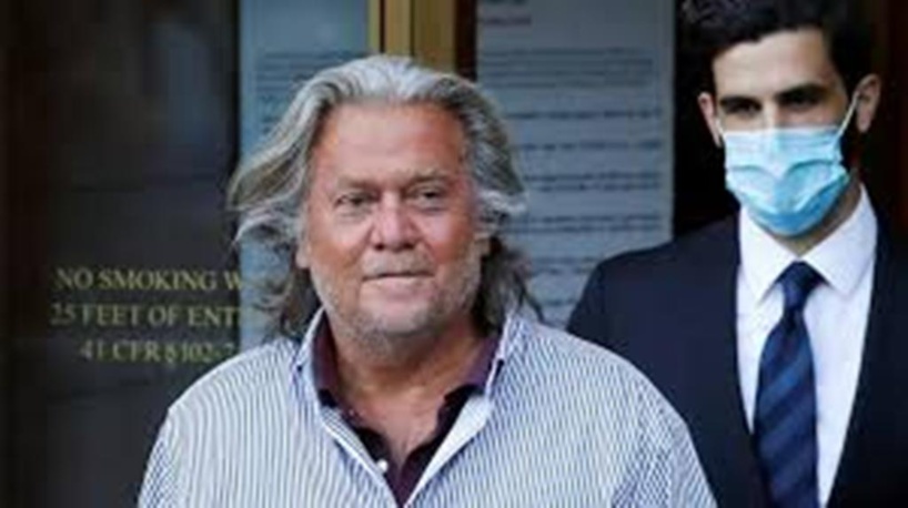 À quelques heures de son départ, Donald Trump gracie son ex-conseiller Steve Bannon À quelques heures de son départ, Donald Trump gracie son ex-conseiller Steve Bannon