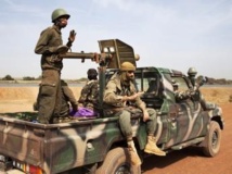 Des soldats maliens dans un pick-up de l'armée malienne à Diabaly, le 26 janvier.