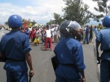 Des policiers burundais lors d'une manifestation le 18 novembre 2012