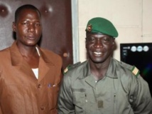 Le journaliste Boukary Daou (G) pose avec le capitaine Sanogo (D) après une interview.