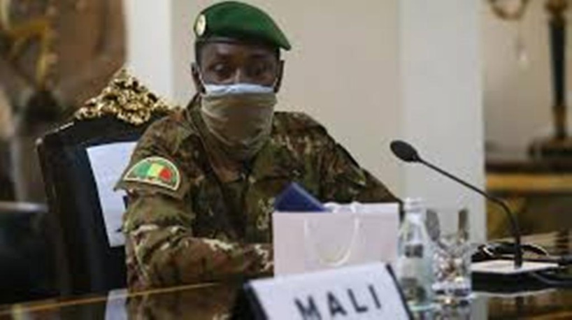 Mali: dissolution du CNSP, le président N'Daw reçu à l'Élysée