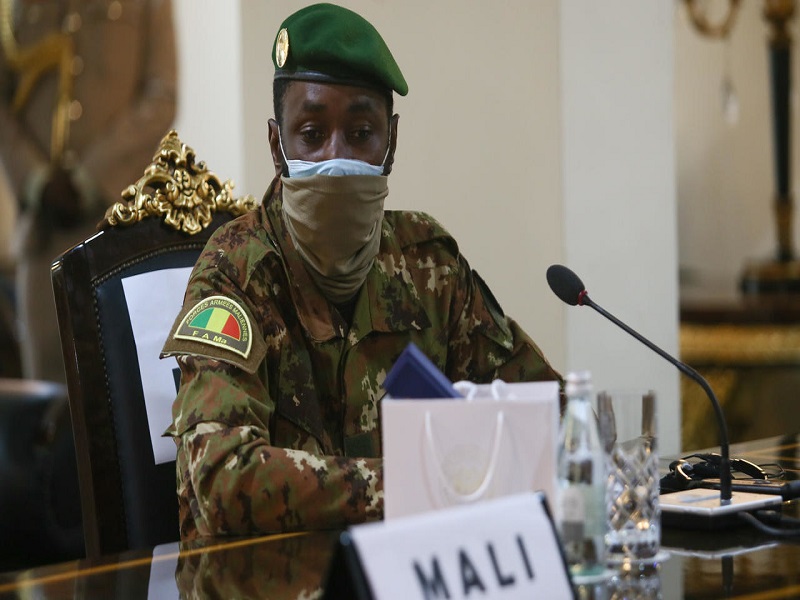 Mali: le président de transition reçu par Emmanuel Macron à l'Élysée