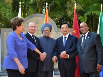 De gauche à droite, les cinq chefs d'Etat des puissances émergentes composant les Brics : Dilma Roussef (Brésil), Vladimir Poutine (Russie), Manmohan Singh (Inde), Xi Jinping (Chine) et Jacob Zuma (Afrique du sud, hôte du sommet de Durban)