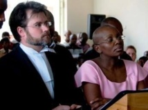 Victoire Ingabire (à droite) et son avocat britannique, Ian Edwards, à l'ouverture de son procès à Kigali, le 5 septembre 2011.