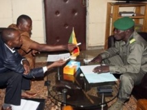 Le capitaine Sanogo (d.), interviewé notamment par le directeur du journal Le Républicain Boukary Daou (c.) Inculpé pour «publication de fausses nouvelles», ce dernier doit être jugé le 16 avril 2013.