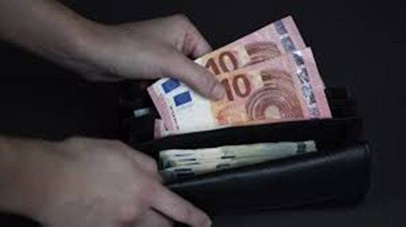 En France, l'idée du revenu universel refait surface avec la crise du Covid-19 En France, l'idée du revenu universel refait surface avec la crise du Covid-19