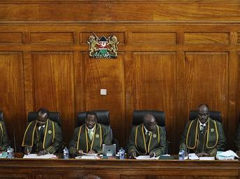 Les six juges de la Cour suprême, dont leur président,Willy Mutunga, (2e en partant de la gauche), à Nairobi, le 25 mars 2013 REUTERS/Noor Khamis