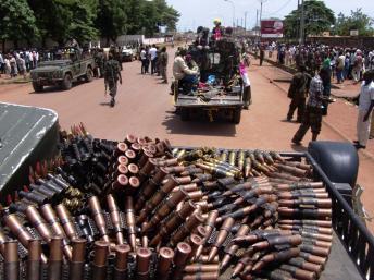 Des hommes armés de la Séléka patrouillent dans les rues de Bangui, le 26 mars 2013. REUTERS/Alain Amontchi
