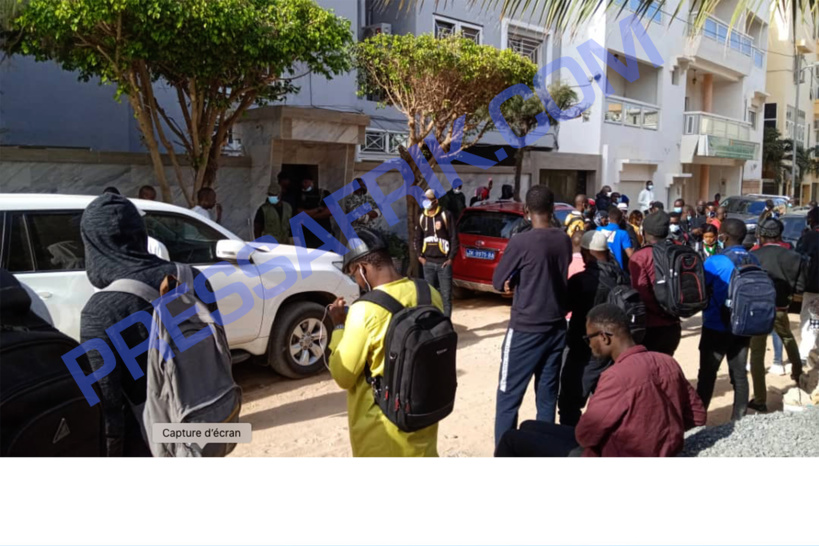 Dakar: le domicile de Sonko envahi par ses militants "prêts à donner leur vie pour le défendre" Dakar: le domicile de Sonko envahi par ses militants "prêts à donner leur vie pour le défendre"