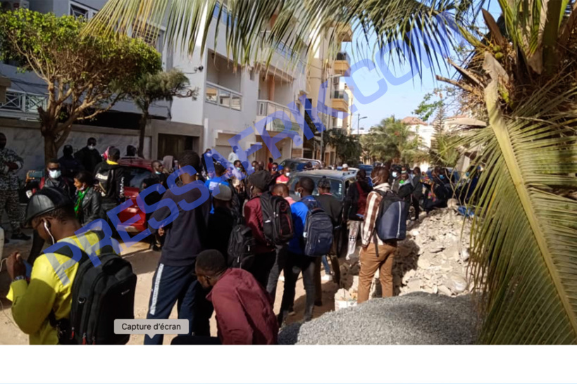 Dakar: le domicile de Sonko envahi par ses militants "prêts à donner leur vie pour le défendre" Dakar: le domicile de Sonko envahi par ses militants "prêts à donner leur vie pour le défendre"