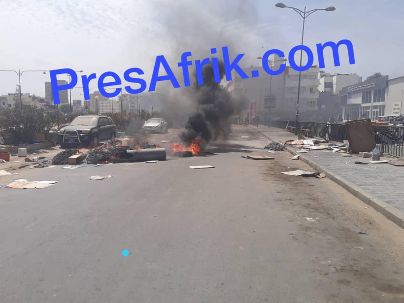 Les militants d'Ousmane Sonko incendient le magasin Auchan Liberté 6