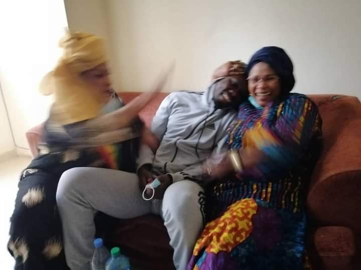 Ousmane Sonko dans les bras de la députée Mame Diarra Fam pour lui exprimer son soutien