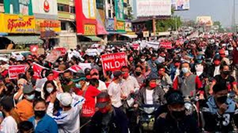 Grande mobilisation en Birmanie contre le coup d'État militaire