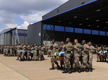 Les corps des 13 soldats sud-africains tués en Centrafrique, le 28 mars 2013 à la base aérienne de Waterkloof, à Pretoria. REUTERS/Stringer