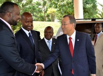 Le secrétaire général de l'ONU Ban Ki-moon (d) reçu par l'ambassadeur auprès de l'ONU, Eugène Gassana (g) à l'aéroport de Kigali, le 8 septembre 2010.