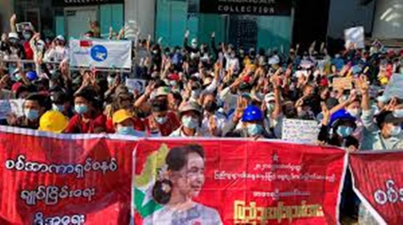 Birmanie: 5e jour de manifestations, raid contre le siège du parti d'Aung San Suu Kyi
