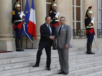 François Hollande et Mohammed VI sur le perron de l'Elysée le 24 mai 2012. REUTERS/John Schults