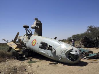 Un hélicoptère de l'armée malienne s'est écrasé le 15 mars lors d'un exercice d'entraînement près de la ville de Diabaly, au centre du Mali. REUTERS/Adama Diarra