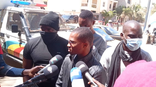 Cité Keur Gorgui: la Police interdit aux membres du FRAPP l'accès au domicile de Sonko Cité Keur Gorgui: la Police interdit aux membres du FRAPP l'accès au domicile de Sonko