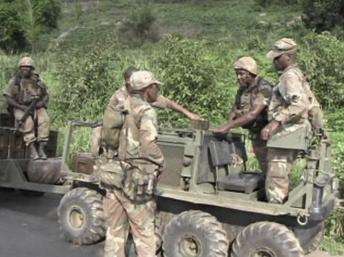 Soldats sud-africains à Begoua, à 17 km de Bangui, le 23 mars 2013. REUTERS/Reuters TV